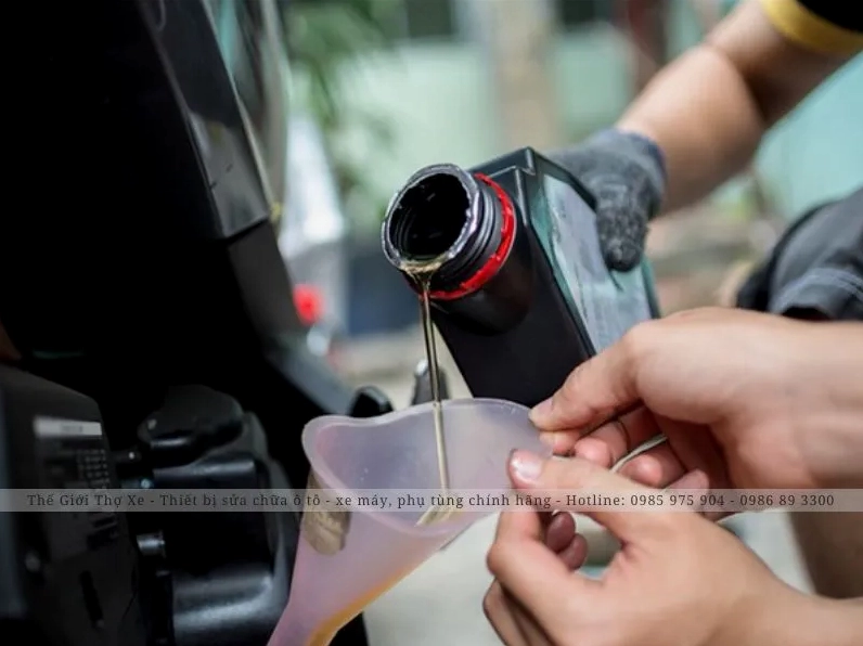 Bạn cần kiểm tra và thay dầu định kỳ cho xe máy