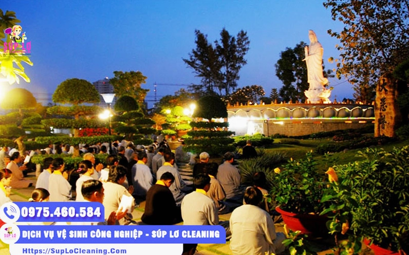 Các Phật tử đang đọc văn khấn Bồ-tát Quán Thế Âm ( Phật Bà Quan Âm)  trong chùa