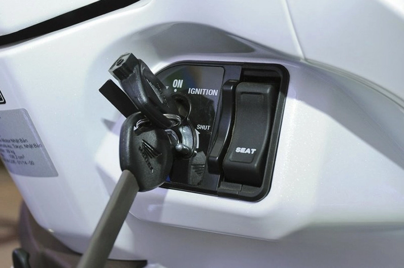 cách mở cốp xe vision đời cũ bằng chìa khóa