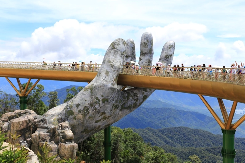 cau-ban-tay-da-nang-tuyet-tac-giua-may-troi-ba-na-hills-nam-_956