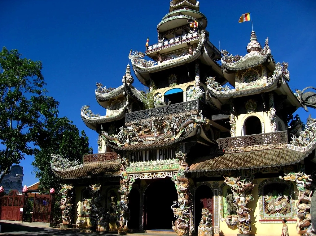 Chùa Linh Phước còn có tên gọi khác là “chùa ve chai”, bởi kiến trúc chùa hầu hết đều được trang trí bằng những mảnh sành, sứ, ve chai tạo cảm giác rực rỡ, ấn tượng.