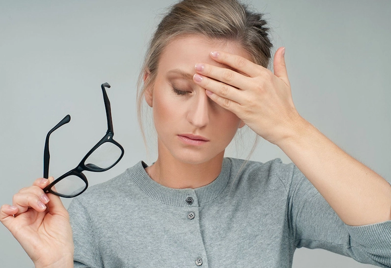 Để tránh bị giật mắt, bạn nên điều chỉnh cường độ làm việc hợp lý, tránh căng thẳng