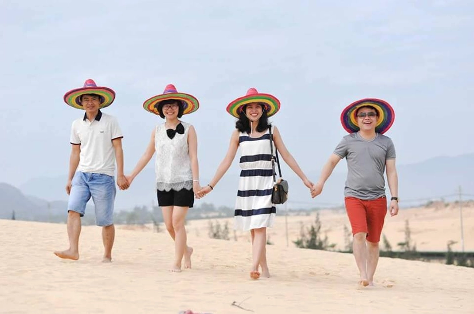 Du khách khám phá ghềnh đá Eo Gió