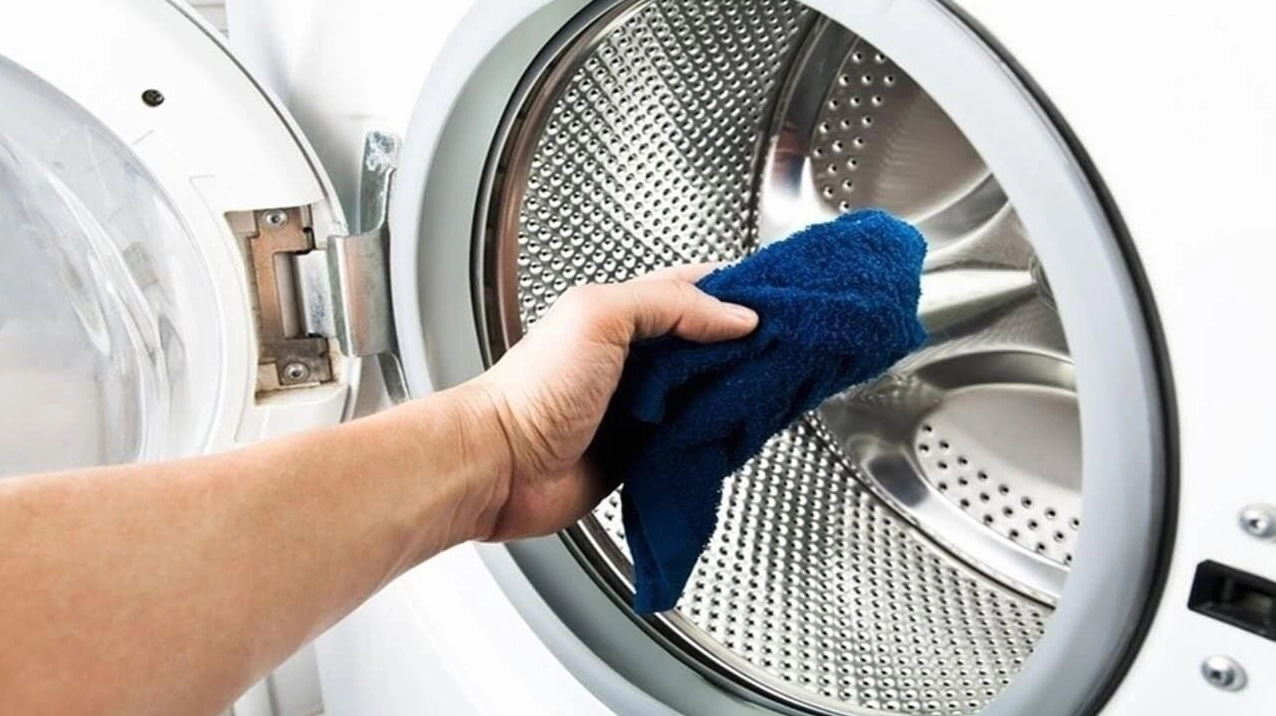 Dùng khăn mềm để vệ sinh lồng giặt thường xuyên