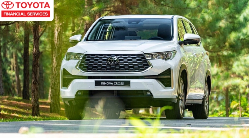 Giá xe Toyota 7 chỗ Innova Cross 2025