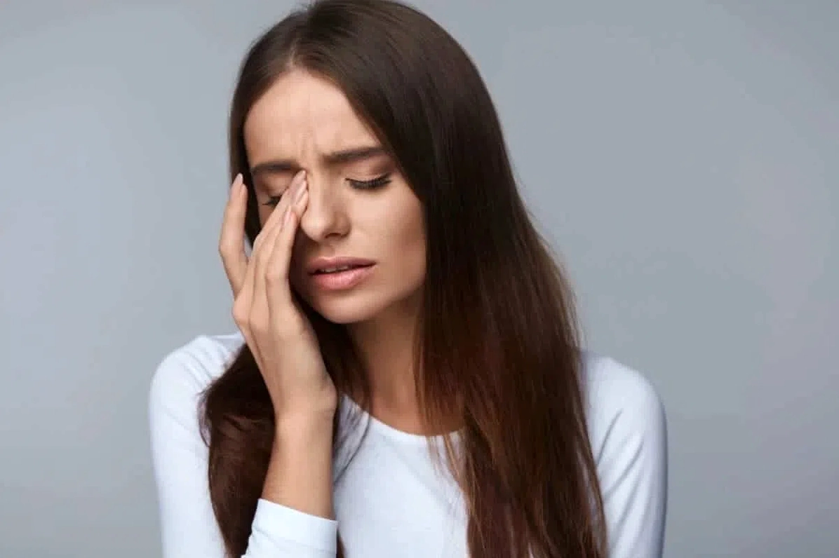 giật mắt phải nữ theo giờ