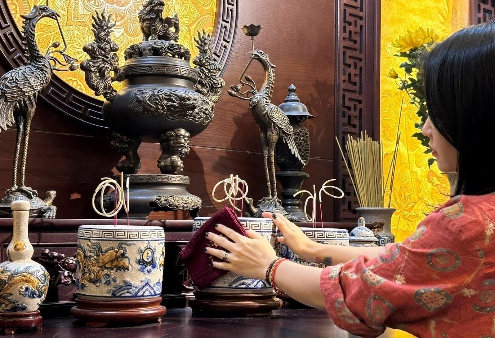 Hình ảnh một bàn thờ sạch sẽ, được bao sái kỹ lưỡng