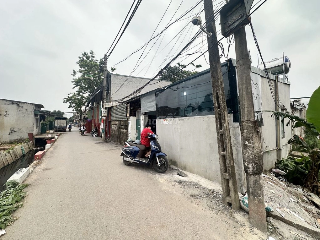 Hình ảnh một căn nhà riêng trong ngõ nhỏ, có thể là loại hình nhà ở dưới 2 tỷ tại Hà Nội