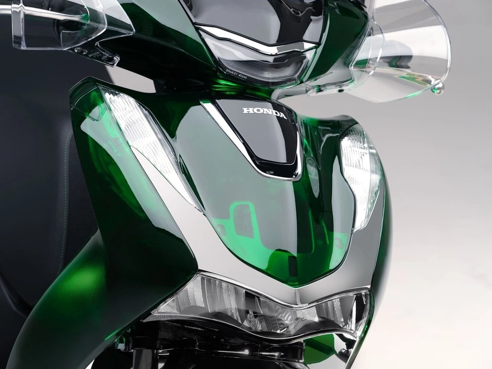 Honda SH Vetro với 'lớp áo' màu xanh thủy tinh trong suốt