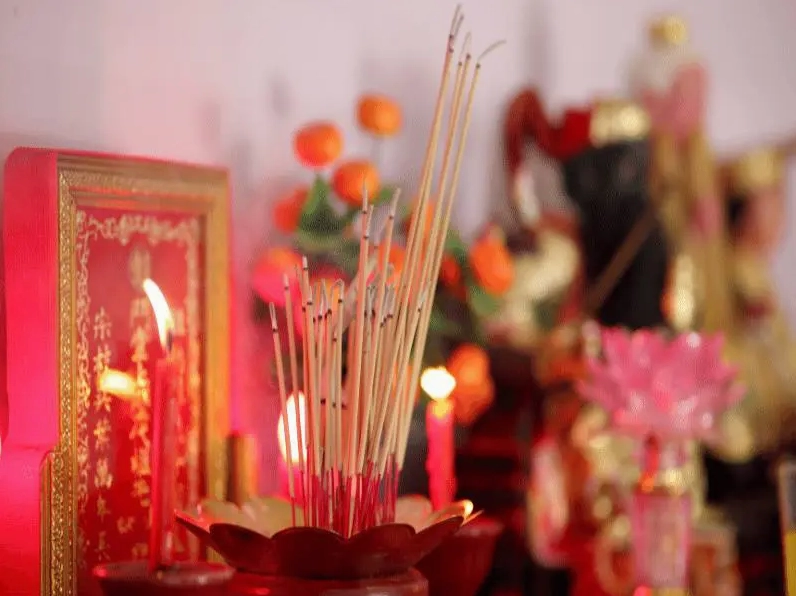 Khấn gia tiên nên thực hiện vào sáng sớm hoặc trước 7h chiều tối