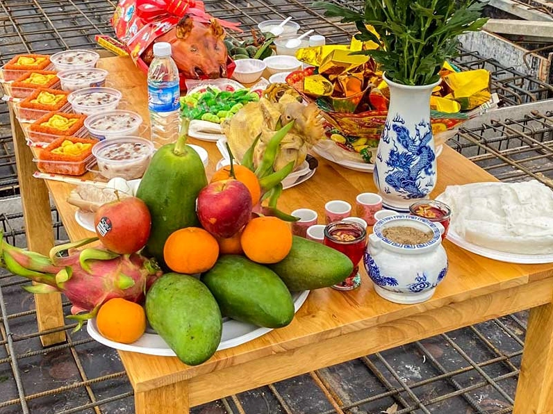 Mâm cỗ cúng đổ mái nhà trang trọng