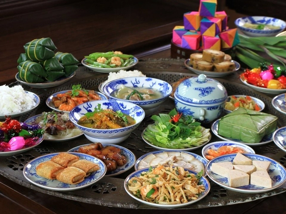 Mâm cúng tươm tất dâng lên tổ tiên và thần linh, cầu mong một năm mới an lành