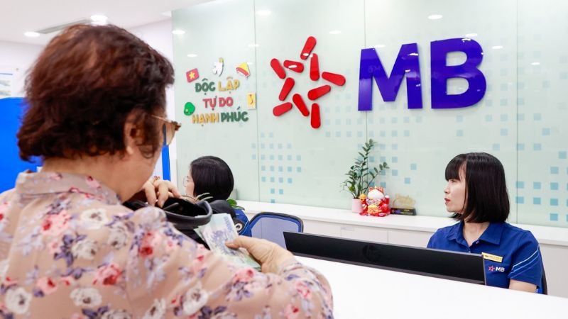 ngan-hang-mb-lam-viec-den-may-gio-2