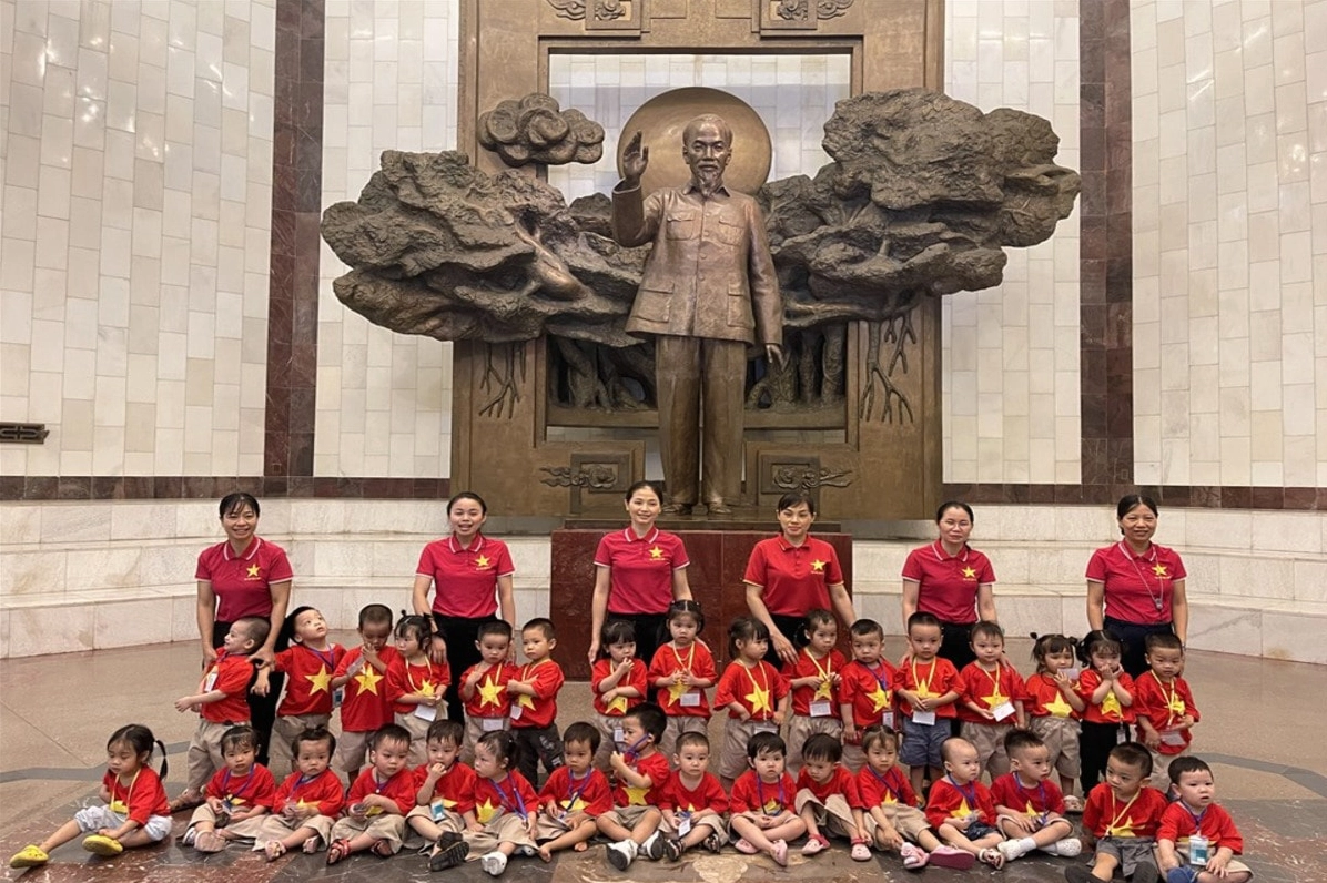 Nhân dân tham quan bảo tàng Hồ Chí Minh sau khi viếng Lăng Bác