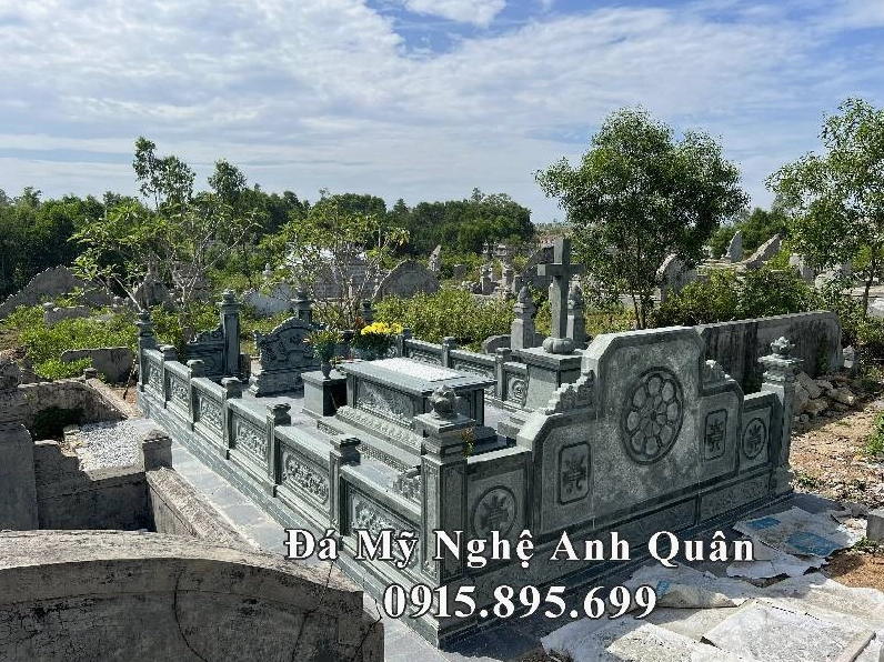 Phía sau khu lăng mộ đá trang nghiêm