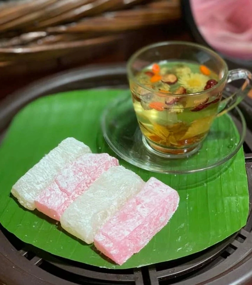Thưởng thức bánh hồng cùng trà