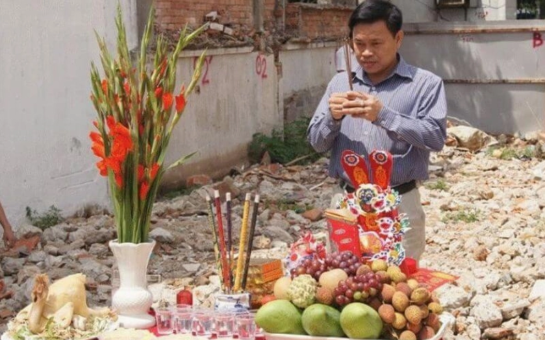 Tiến hành lễ cúng