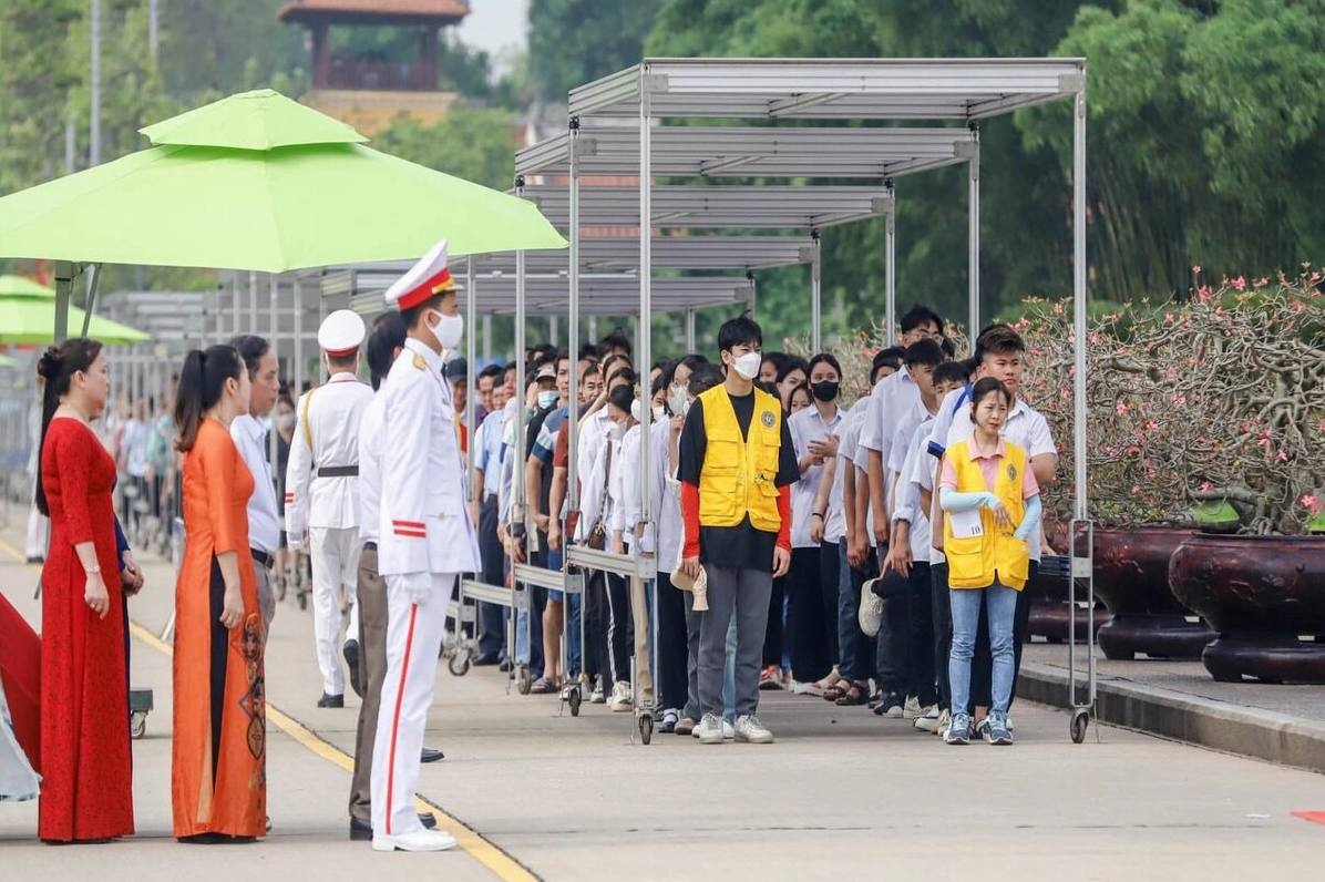 Tuân thủ quy định về trang phục khi viếng Lăng Bác