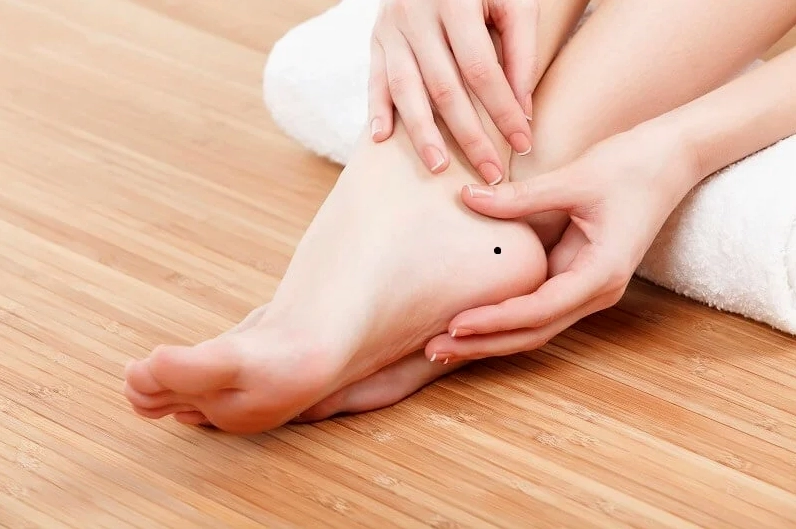 Ý nghĩa các nốt ruồi trên bàn chân theo tướng số