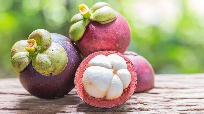 Ăn nhiều măng cụt có thể gây tác dụng phụ như buồn nôn, nổi mề đay...