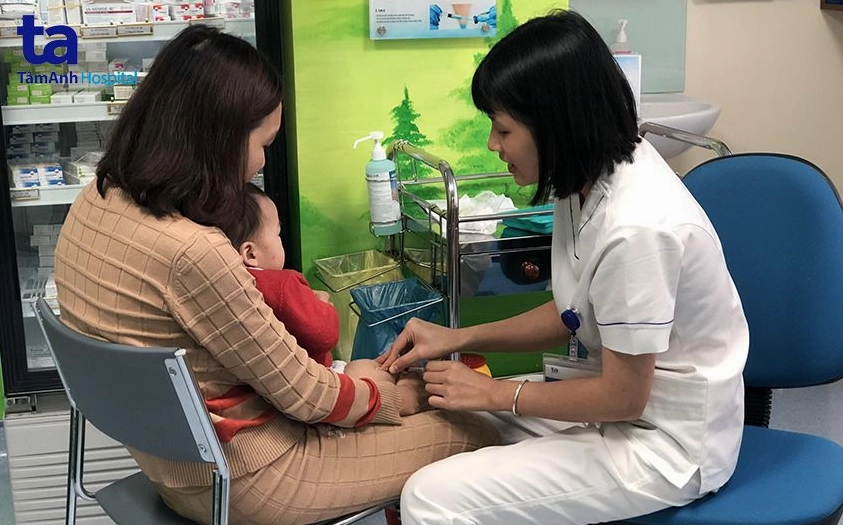 cho trẻ chích ngừa đủ các mũi vaccine viêm màng não