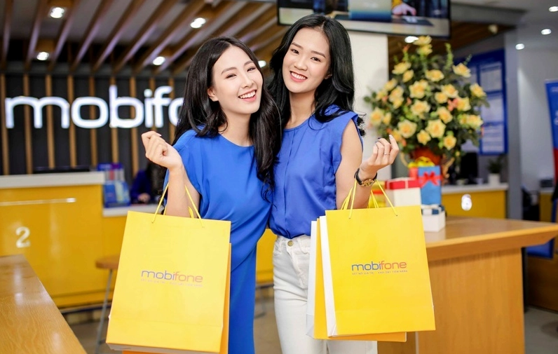 khach-hang-dat-truoc-galaxy-note-20-va-nhan-qua-khung-tu-mobifone
