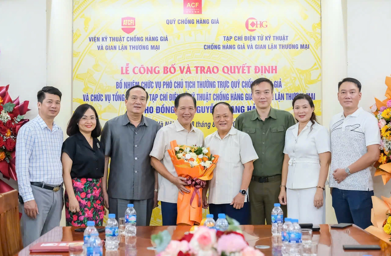 Lễ công bố và trao quyết định bổ nhiệm chức vụ Phó Chủ tịch thường trực Hội đồng Quản lý Quỹ Chống hàng giả và Tổng biên tập Tạp chí Điện tử Kỹ thuật Chống hàng giả và Gian lận thương mại