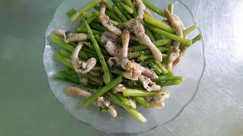 Ốc móng tay xào măng tây