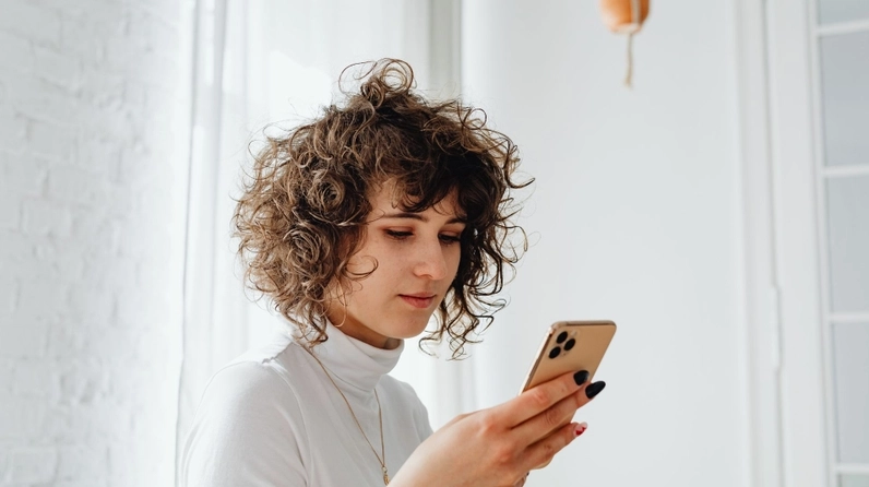 Thường xuyên xem điện thoại với tâm trạng lo lắng là dấu hiệu nhận biết bắt nạt qua mạng