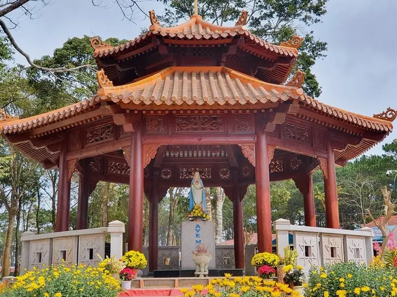 Tượng Đức Mẹ Măng Đen