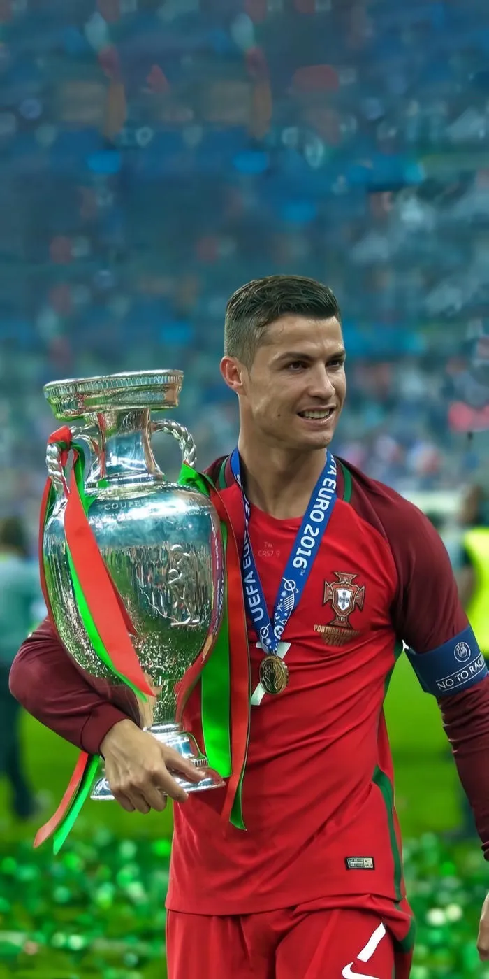 hình nền cr7 4k cầm cup hình nền cr7 4k cầm cup